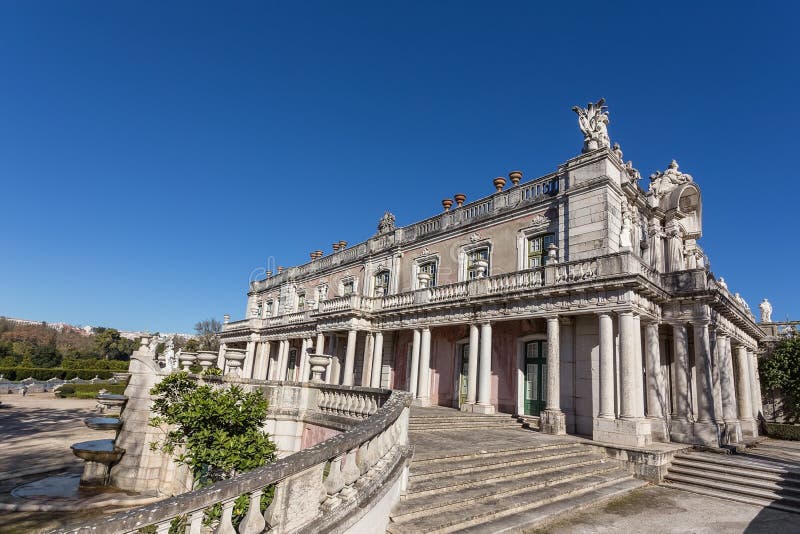 Schritte und Fassade des Schlosses Queluz Sintra lizenzfreies stockfoto Schritte und Fassade des Schlosses Queluz Sintra lizenzfreies stockfoto