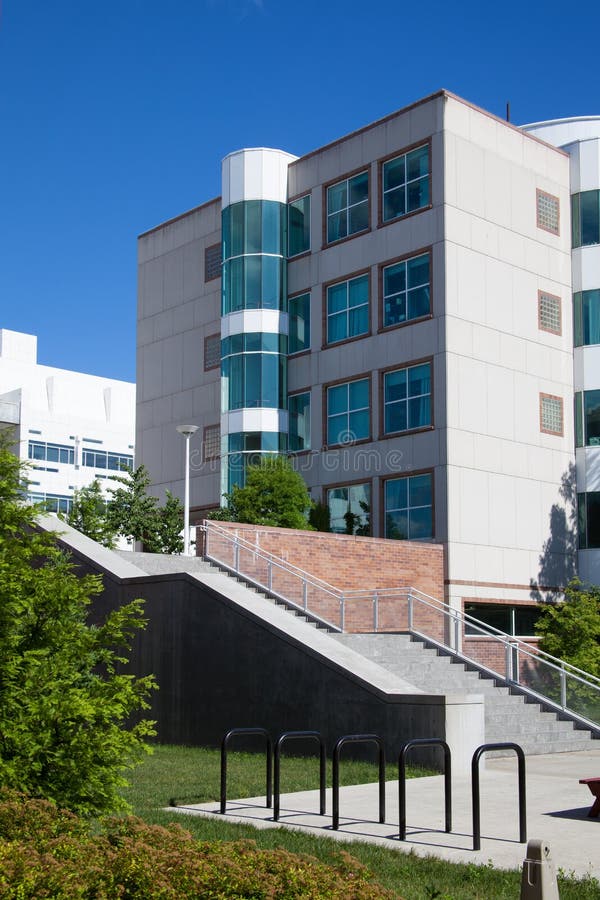 Schritte Zu Das BiotechGebäude Der Universität Von Cornell Stockfoto