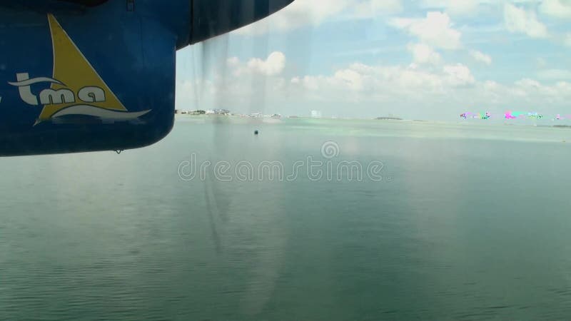 Schroef van de rotaties van het geel-blauwvliegtuig op de achtergrond van de oceaan