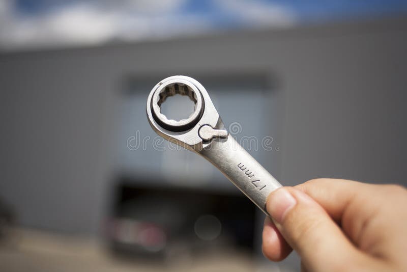 Sleutel in de hand van een automobielwerknemer royalty-vrije stock fotografie