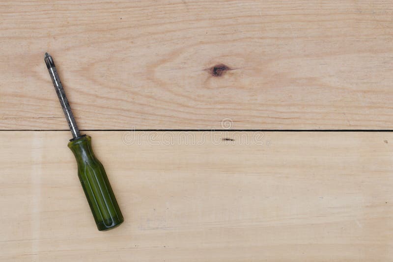 Schroevendraaier op houten achtergrond royalty-vrije stock afbeeldingen