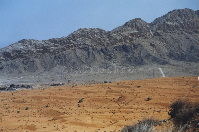 Berge in der DubaiWüste stockfoto. Bild von berge, wasser 10404612