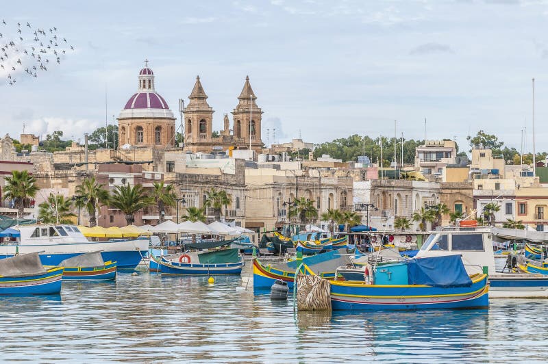 Schronienie Marsaxlokk, wioska rybacka w Malta. fotografia stock Schronienie Marsaxlokk, wioska rybacka w Malta. fotografia stock