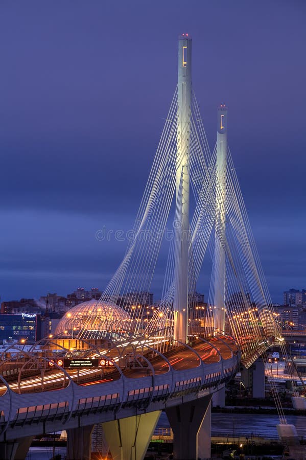 Schrägseilbrücke belichtete Nacht, St Petersburg, Russland lizenzfreie stockfotografie Schrägseilbrücke belichtete Nacht, St Petersburg, Russland lizenzfreie stockfotografie