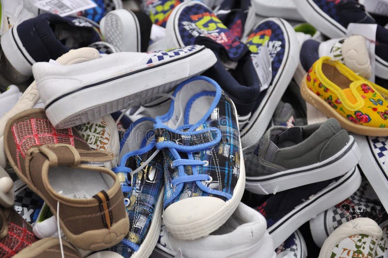 Schuhe der Kinder für jede Größe lizenzfreie stockbilder Schuhe der Kinder für jede Größe lizenzfreie stockbilder