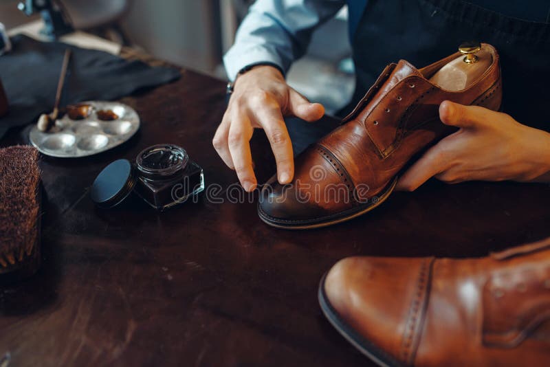 Schuhmacher verwendet Schuhpolitur, Schuhreparatur