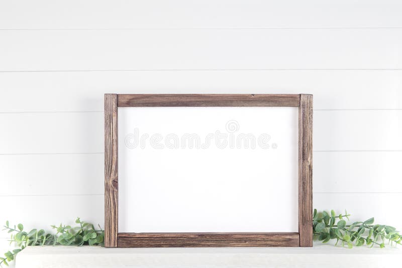 Schuif A4 horizontaal frame van ruw hout met op een plank met groenen stock foto's Schuif A4 horizontaal frame van ruw hout met op een plank met groenen stock foto's