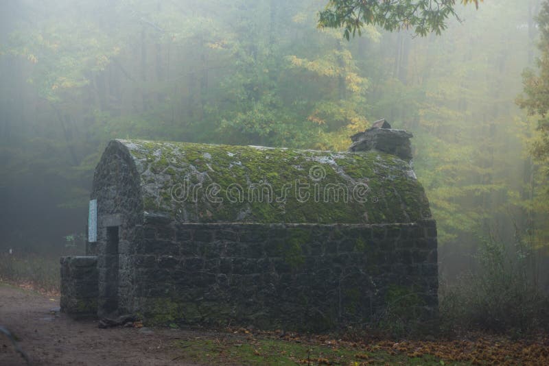 Schuilplaats in de mist royalty-vrije stock fotografie Schuilplaats in de mist royalty-vrije stock fotografie