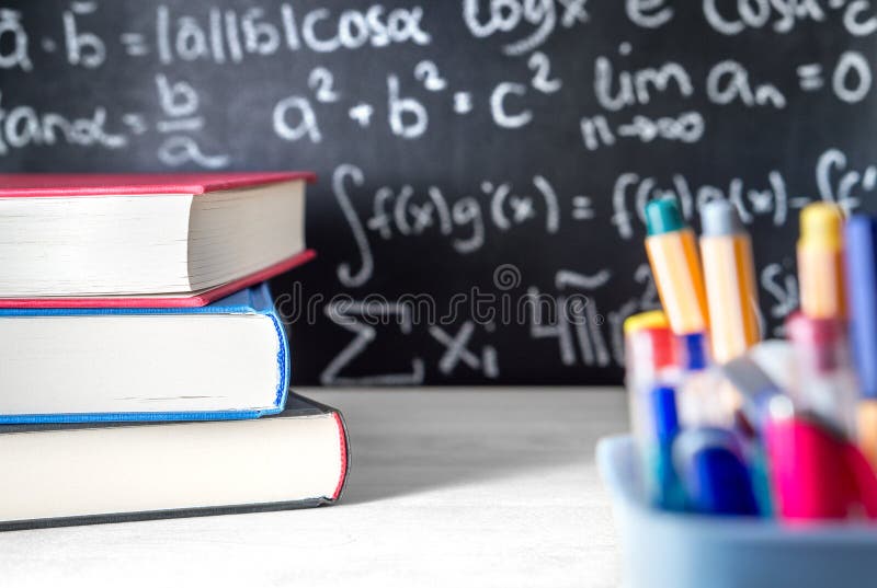 Schulbedarf im Klassenzimmer Tafel oder Tafel in der Klasse lizenzfreies stockbild Schulbedarf im Klassenzimmer Tafel oder Tafel in der Klasse lizenzfreies stockbild