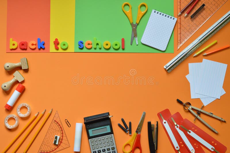 Schulbedarf und die Wörter ZURÜCK ZU SCHULE lizenzfreie stockfotos Schulbedarf und die Wörter ZURÜCK ZU SCHULE lizenzfreie stockfotos