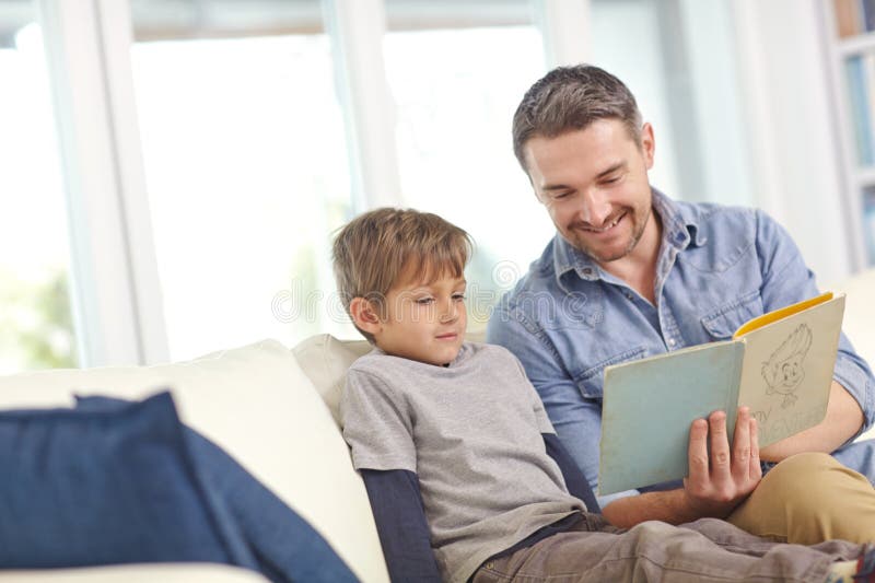 Schulbildung oder Lernen mit Vater und Sohn auf Sofa im Wohnzimmer zusammen, um zu kleben oder zu studieren. Literatur stockfotografie