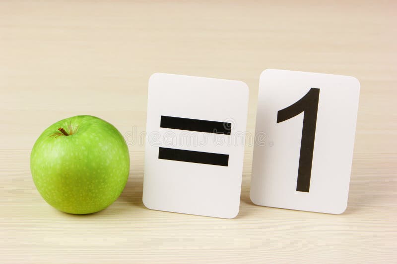 Schulkarte und -apfel mit Mathe stockfoto Schulkarte und -apfel mit Mathe stockfoto