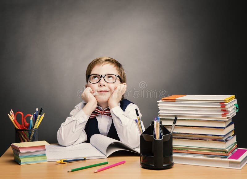 Schulkind-Junge in den Gläsern denken Klassenzimmer, Kinderstudenten-Buch
