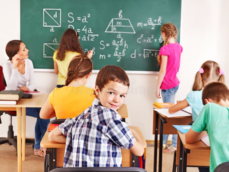 Schulkind Das Im Klassenzimmer Sitzt Stockfoto Bild Von Mädchen Lernen 26671640