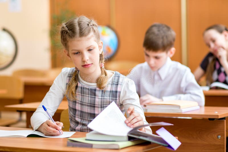 Schulkinder an der Lektion lizenzfreies stockbild Schulkinder an der Lektion lizenzfreies stockbild