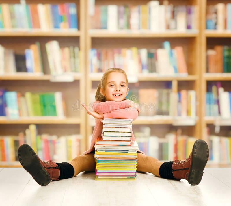 Schulkinderbildung, Kinderbücher, kleine Studentin lizenzfreies stockbild Schulkinderbildung, Kinderbücher, kleine Studentin lizenzfreies stockbild