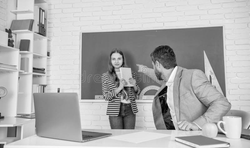 Schullehrer mit selektivem Fokus auf Kind an der Tafel. Zeigefinger lizenzfreies stockbild