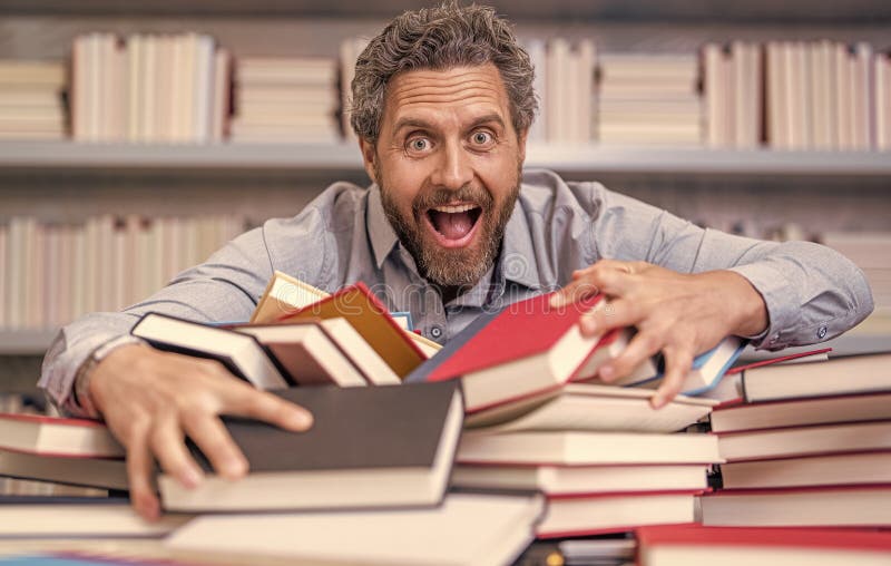 Schulprofessor, der Bücher in der Bibliothek liest. Literaturlehrer. Hochschullehrer im Klassenzimmer. Schule lizenzfreies stockfoto