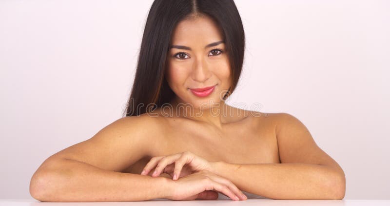 Schulterfreie japanische Frau, die Kamera betrachtet lizenzfreie stockfotos Schulterfreie japanische Frau, die Kamera betrachtet lizenzfreie stockfotos