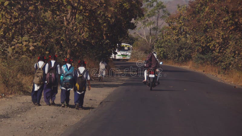 Schulweg in Indien lizenzfreie stockbilder Schulweg in Indien lizenzfreie stockbilder