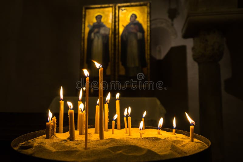 Schuss selektiven Fokus votive Kerzen in nicola basilica di San Bari-apulia Italien