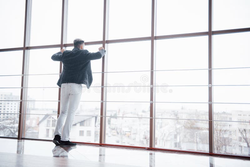 Schuss in voller Länge eines stilvollen jungen Geschäftsmannes, der einen modernen Anzug trägt, den ein hoher Durchreißer ist, st stockbilder Schuss in voller Länge eines stilvollen jungen Geschäftsmannes, der einen modernen Anzug trägt, den ein hoher Durchreißer ist, st stockbilder