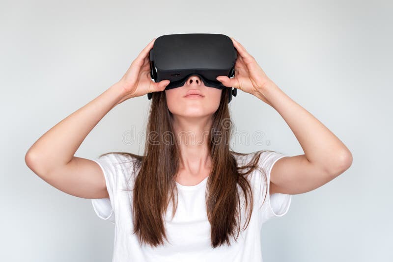 Schutzbrillenkopfhörer der virtuellen Realität der jungen Frau tragender, vr Kasten Verbindung, Technologie, neue Generation, For