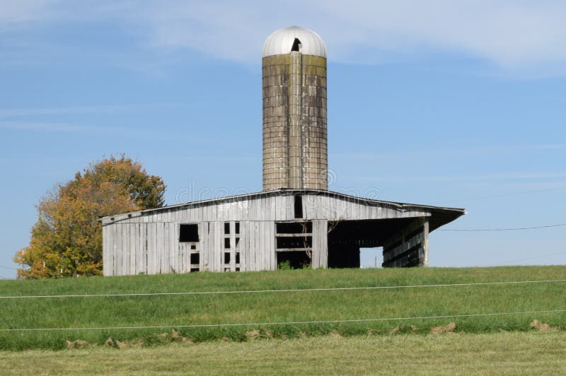Schuur en silo in armstrongprovincie, 10 mijlen buiten stad royalty-vrije stock foto's Schuur en silo in armstrongprovincie, 10 mijlen buiten stad royalty-vrije stock foto's
