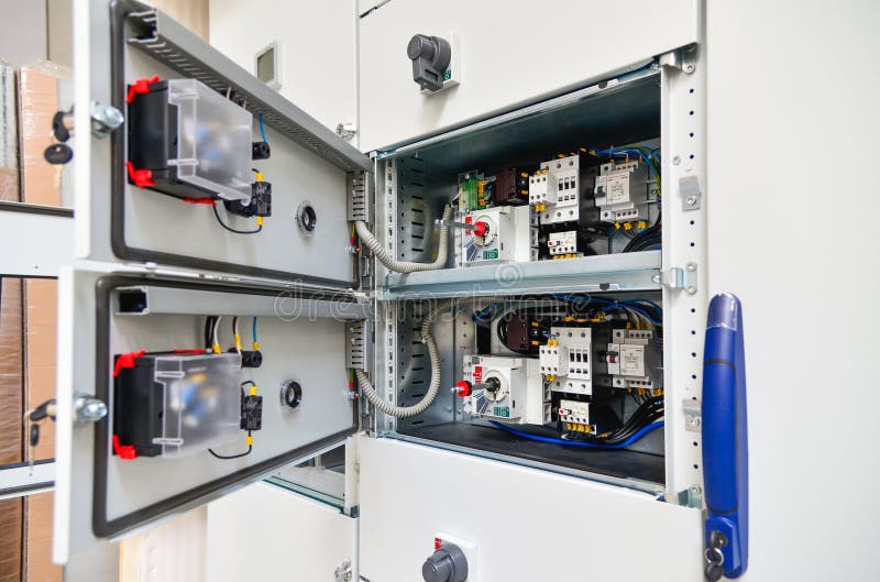 Schwachstromkabinett für Energie- und Verteilungsstrom lizenzfreie stockfotos Schwachstromkabinett für Energie- und Verteilungsstrom lizenzfreie stockfotos