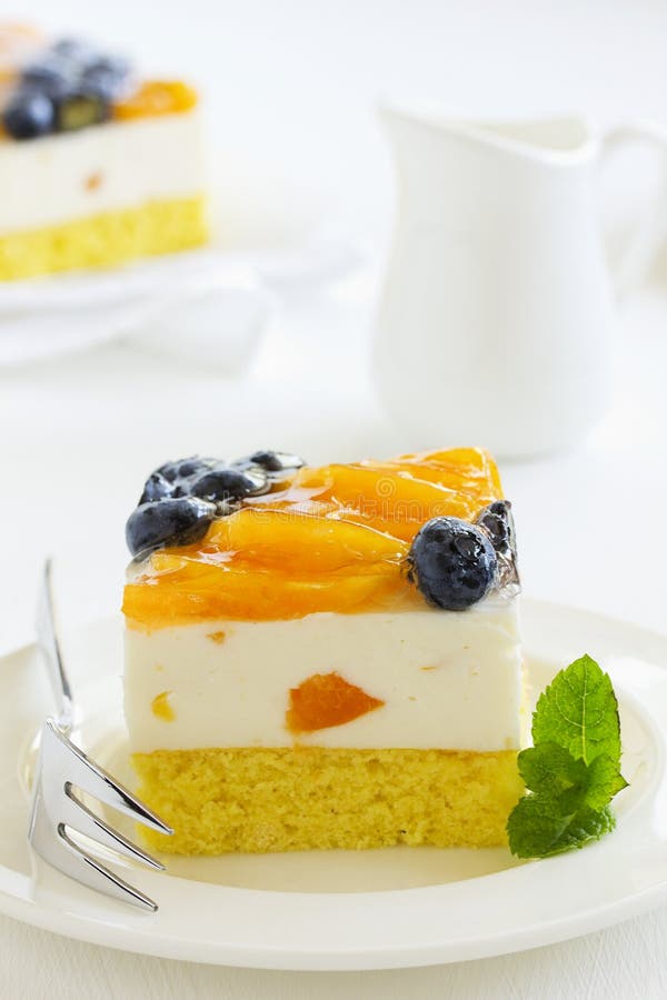 Schwammkuchen Mit Jogurtkremeis Stockbild Bild von schwamm, bäckerei