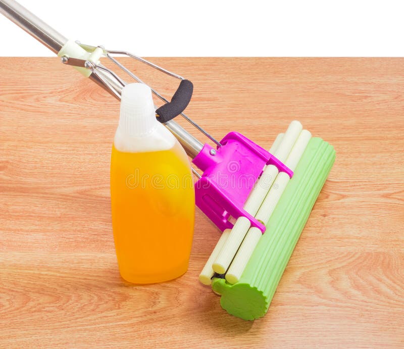 Schwammmop und Bodenreiniger auf einem Bretterboden lizenzfreie stockfotos Schwammmop und Bodenreiniger auf einem Bretterboden lizenzfreie stockfotos