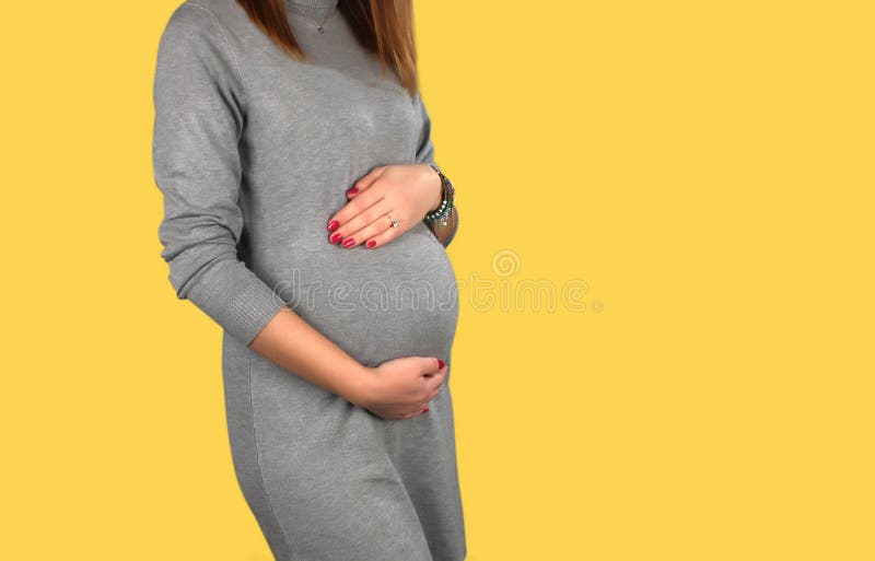 Schwangere Dame In einer grauen Klage stehen stockfotos Schwangere Dame In einer grauen Klage stehen stockfotos