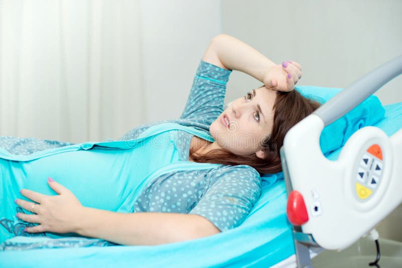 Schwangere Frau in Der Geburt Stockbild - Bild von mutterschaft