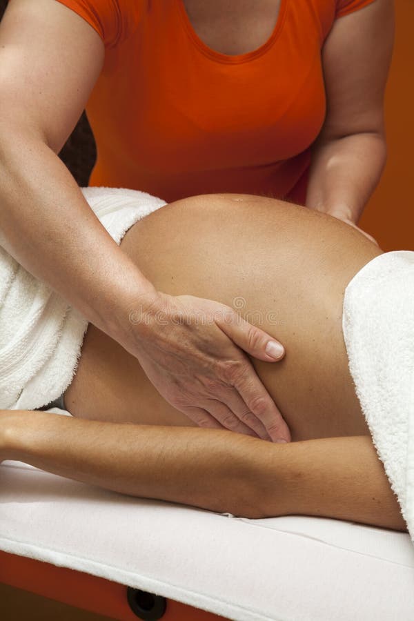 Schwangere Frau, die entspannende Massage empfängt stockfotografie Schwangere Frau, die entspannende Massage empfängt stockfotografie