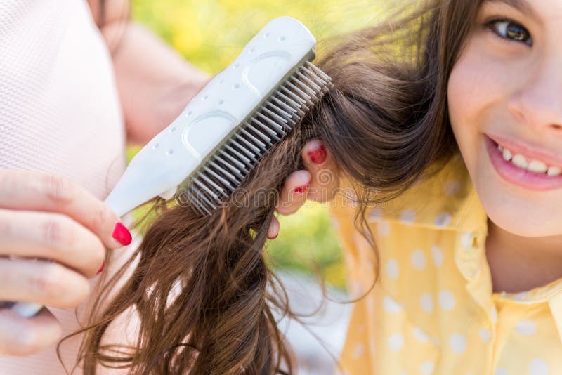 Schwangere Frau Die Frisur Fur Ihre Kleine Tochter Tut Stockbild Bild Von Tochter Schwangere 97483545