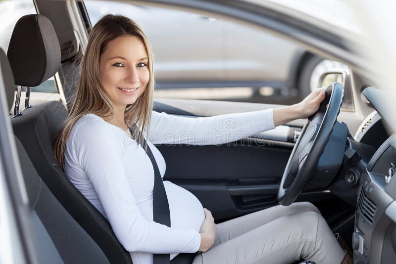 Schwangere Frau, Die Ihr Auto Fährt Stockbild - Bild von