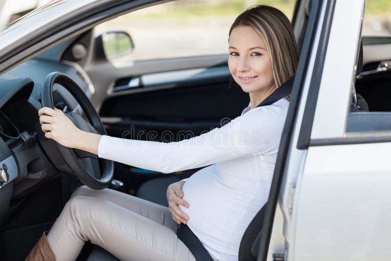 Schwangere Frau, Die Ihr Auto Fährt Stockbild - Bild von