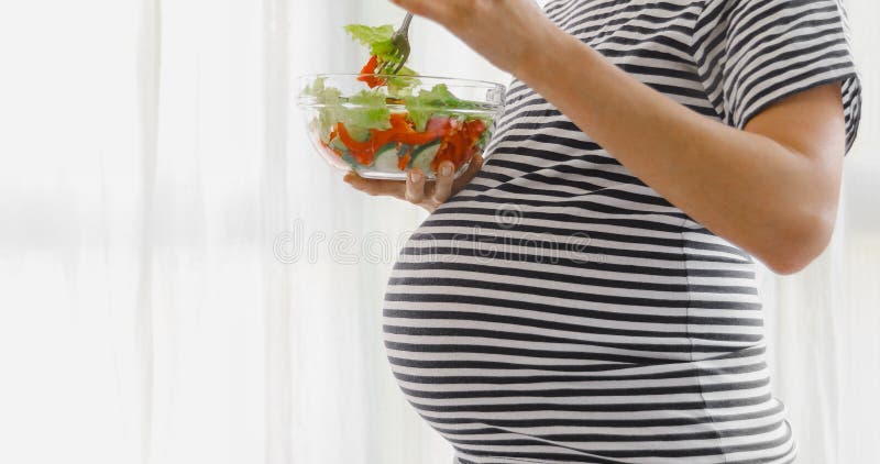 Schwangere Frau, die Salaternte isst lizenzfreie stockfotografie Schwangere Frau, die Salaternte isst lizenzfreie stockfotografie