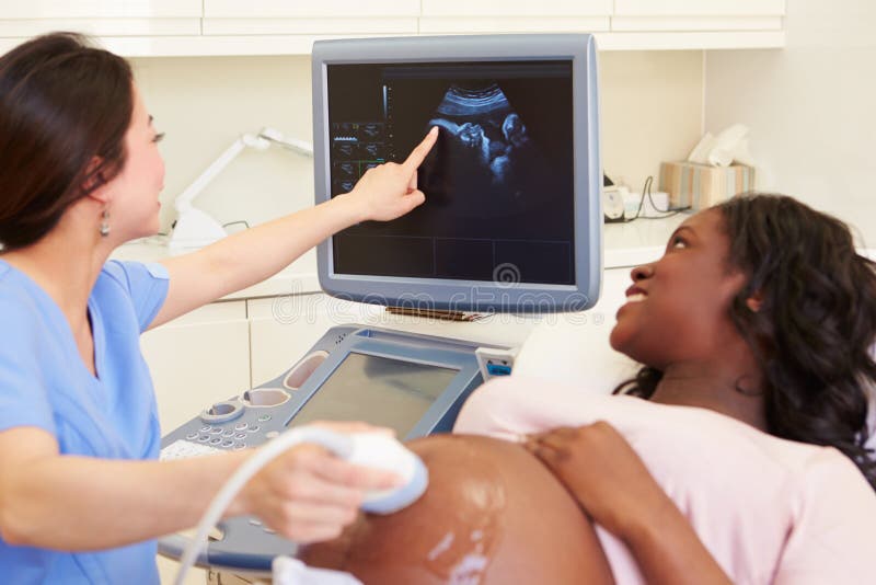 Schwangere Frau, die Scan des Ultraschall-4D hat