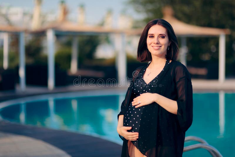 Schwangere Frau, die sich im Urlaub durch das Pool entspannt stockfotografie Schwangere Frau, die sich im Urlaub durch das Pool entspannt stockfotografie