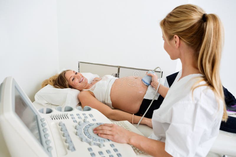 Schwangere Frau, die Ultraschall von der Frau erhält