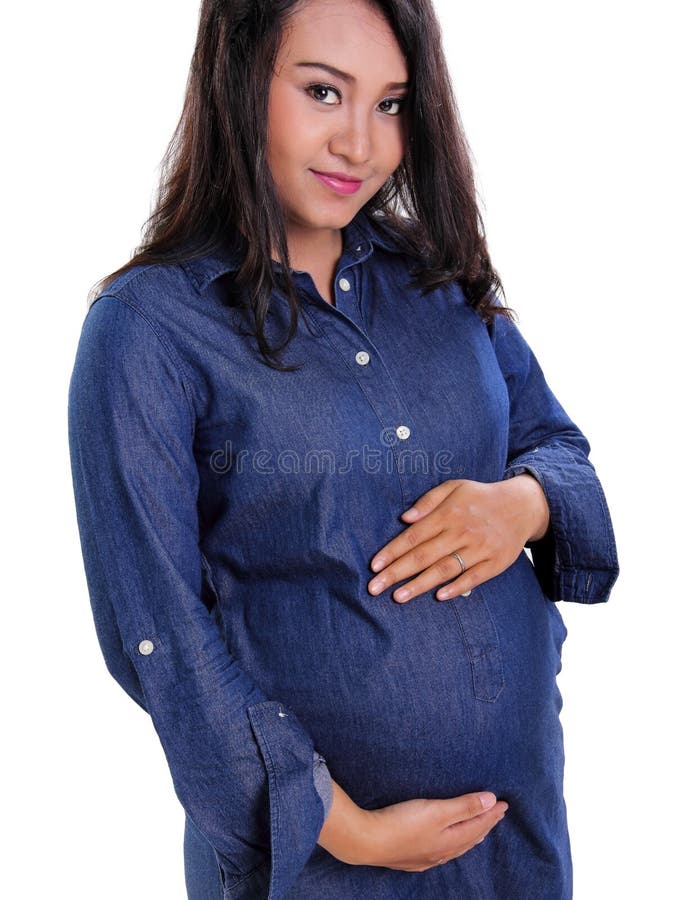 Schwangere Frau hält ihren Bauch und lächelt