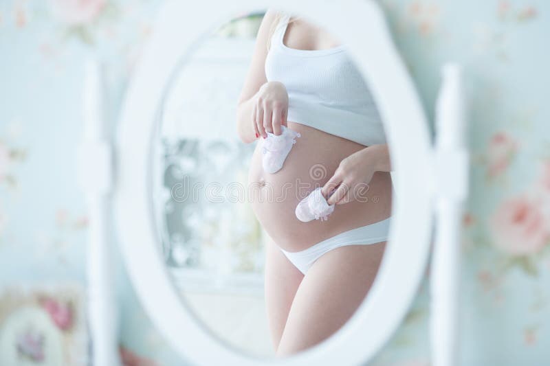 Schwangere Frau mit Beuten lizenzfreie stockfotografie Schwangere Frau mit Beuten lizenzfreie stockfotografie