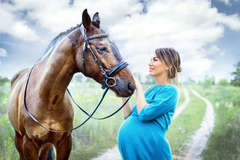 Schwangere Frau mit Pferd lizenzfreies stockbild Schwangere Frau mit Pferd lizenzfreies stockbild