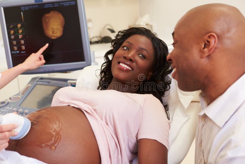 Schwangere Frau und Partner, die Scan des Ultraschall-4D hat