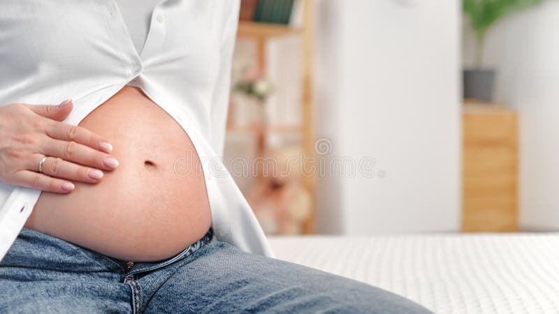 Schwangere Händlerin, die Tummy wartete Geburt lieben Schwangerschaft Mutterschaft geschlossen genießen