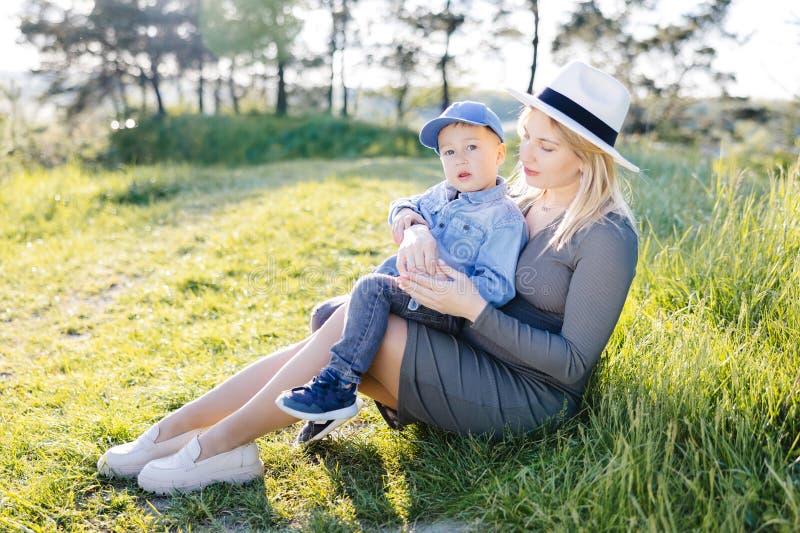Schwangere Mutter Und Ihr Kleiner Sohn, Die Im Wald Spazieren Und