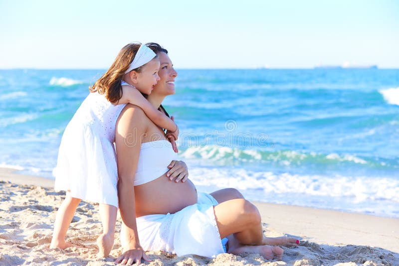 Schwangere Mutter und Tochter auf dem Strand stockfotos Schwangere Mutter und Tochter auf dem Strand stockfotos