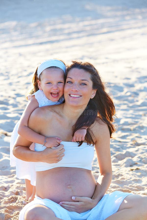 Schwangere Mutter und Tochter auf dem Strand lizenzfreie stockfotos Schwangere Mutter und Tochter auf dem Strand lizenzfreie stockfotos
