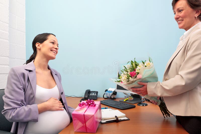 Schwangerer Büroangestellter, der auf Mutterschaftsurlaub geht.